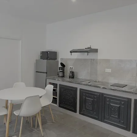 Rez-de-chaussee, Jardin, 3 Personnes, Maison *