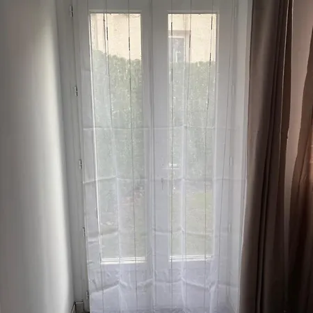 Rez-de-chaussee, 1 Chambre, 2 Personnes, Jardin Apartment *