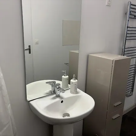 Rez-de-chaussee, 1 Chambre, 2 Personnes, Jardin * Solesmes (Nord)