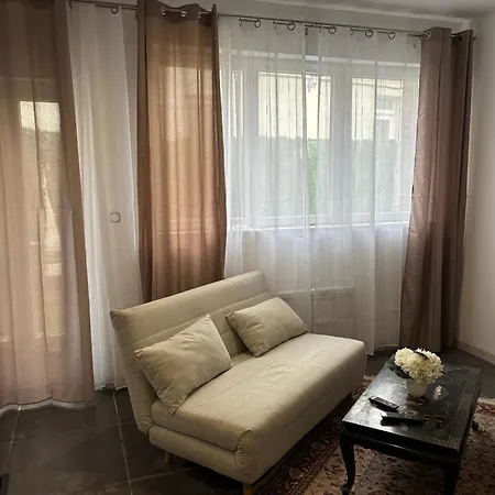 Rez-de-chaussee, 1 Chambre, 2 Personnes, Jardin * Solesmes (Nord)