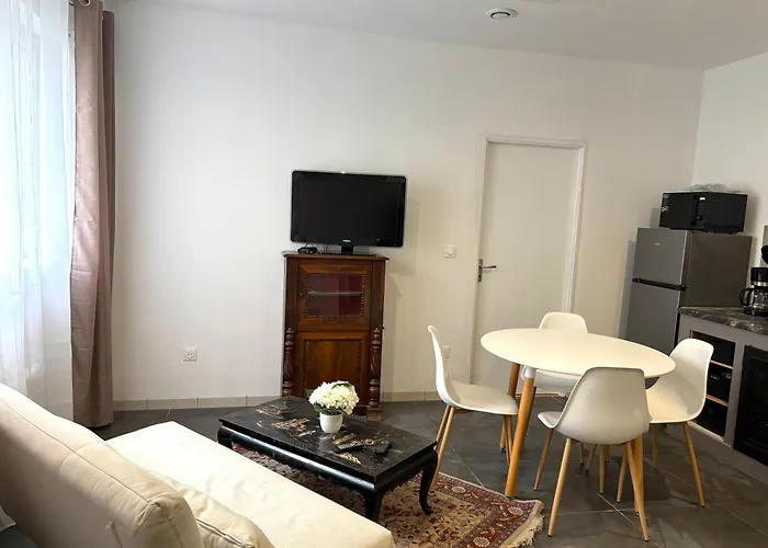 Rez-de-chaussee, 1 Chambre, 2 Personnes, Jardin Apartment