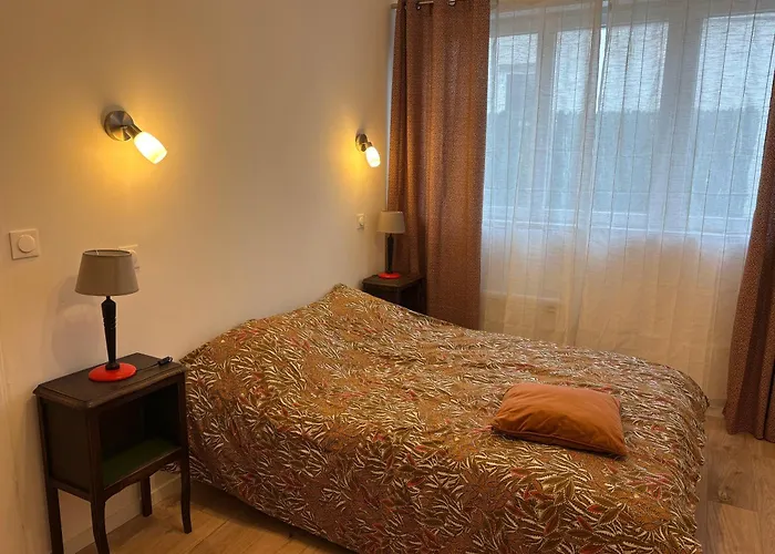 Rez-de-chaussee, 1 Chambre, 2 Personnes, Jardin * Solesmes (Nord)