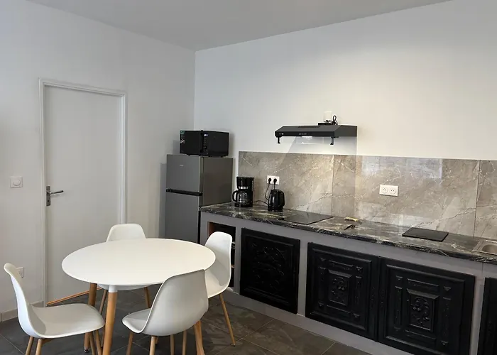 Rez-de-chaussee, 1 Chambre, 2 Personnes, Jardin Apartment