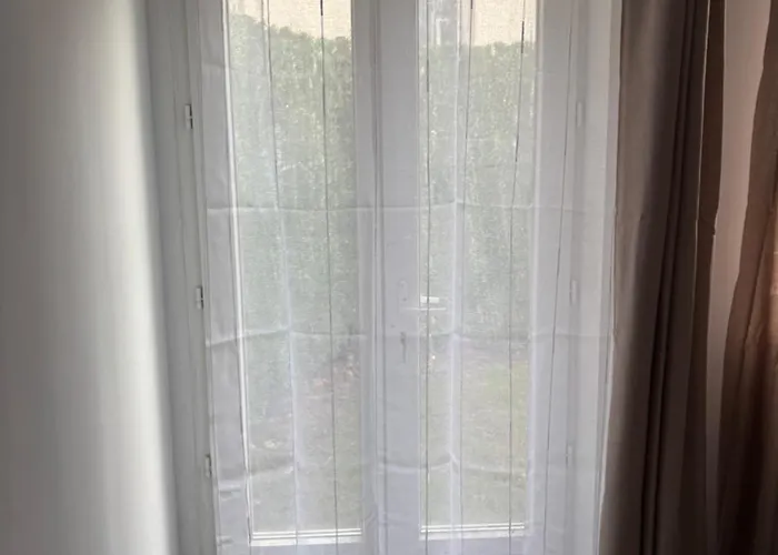 Rez-de-chaussee, 1 Chambre, 2 Personnes, Jardin Apartment *