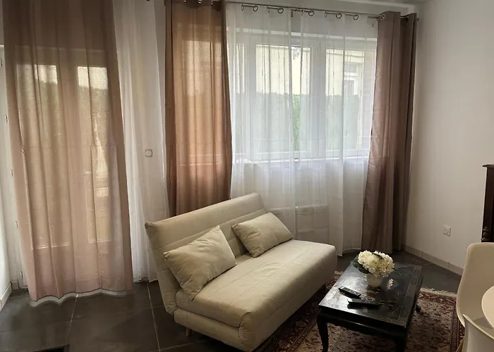 Rez-de-chaussée, 1 Chambre, 2 Personnes, Jardin * Solesmes (Nord)